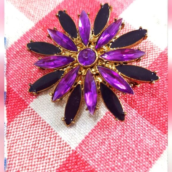 Vintage Brooch Gold Tone Faceted Purple Plastic Stones - Picture 1 of 4